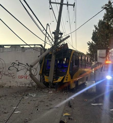 Choque en Xochimehuacan deja una mujer herida e impacta suministro eléctrico