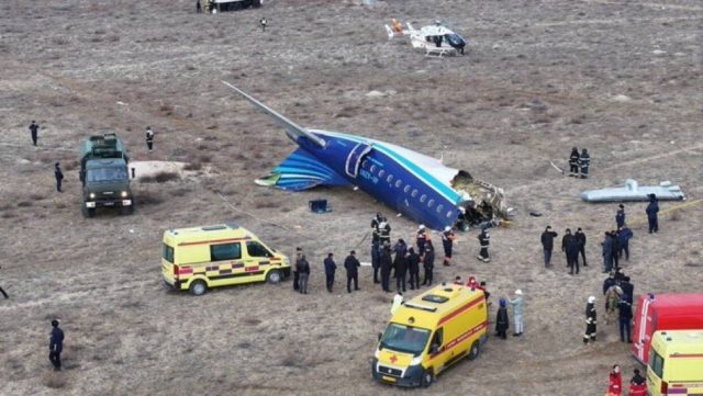Tragedia aérea en Kazajistán: avión de Azerbaijan Airlines se estrella con 67 personas a bordo