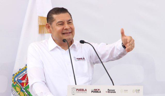 Alejandro Armenta se compromete a construir guarderías en mercados municipales 