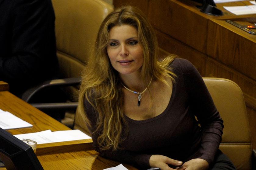 No tan solo en La Reina: Andrea Molina recibe millonario sueldo como funcionaria de la