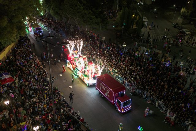 Disfruta en videos y fotos el colorido de la Caravana Navideña Coca Cola