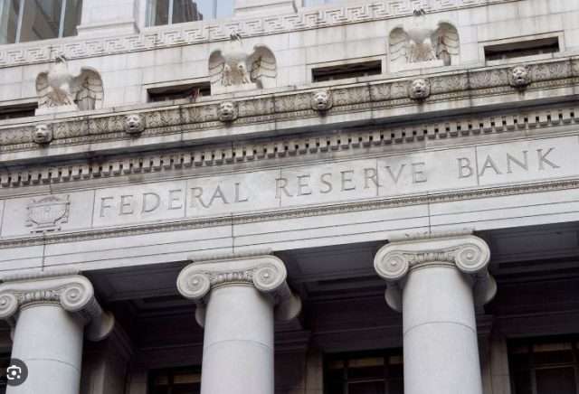 Reserva Federal de EE.UU. recorta tasas de interés mientras Senado aumenta presupuesto militar