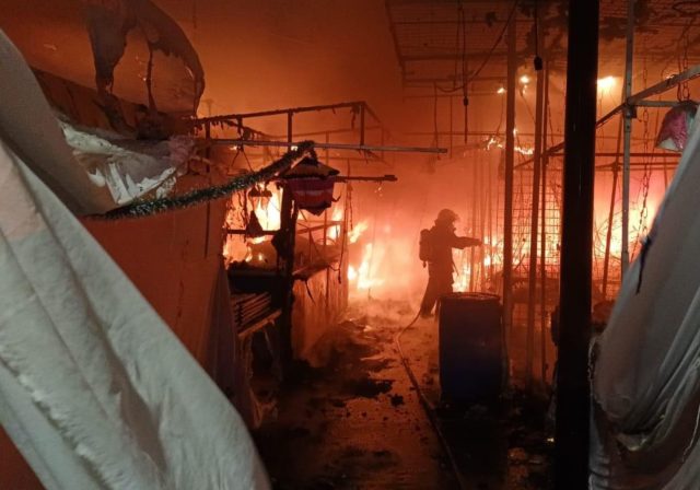 Incendio en Expo Navidad en Celaya, Guanajuato, consume 70 locales