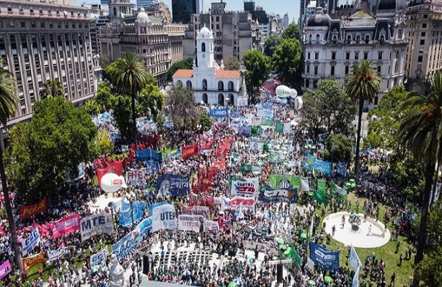“El empobrecedor de los trabajadores”: Masivas movilizaciones en Argentina contra Milei 