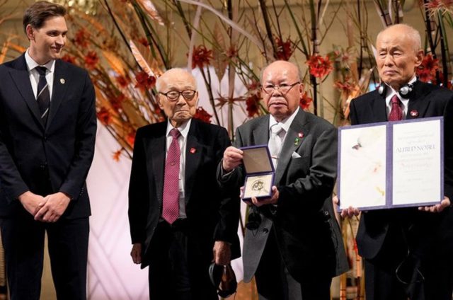 Otorgan premio Nobel de la Paz 2024 a tres sobrevivientes de la bomba atómica