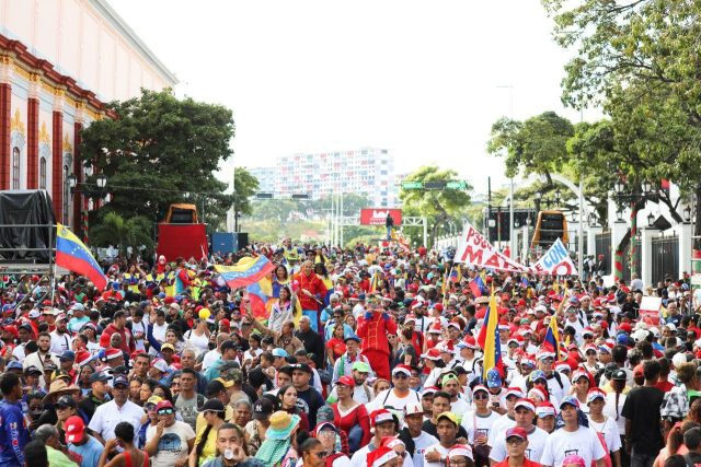 Miles de venezolanos simpatizantes de Maduro marchan «en defensa de la paz»
