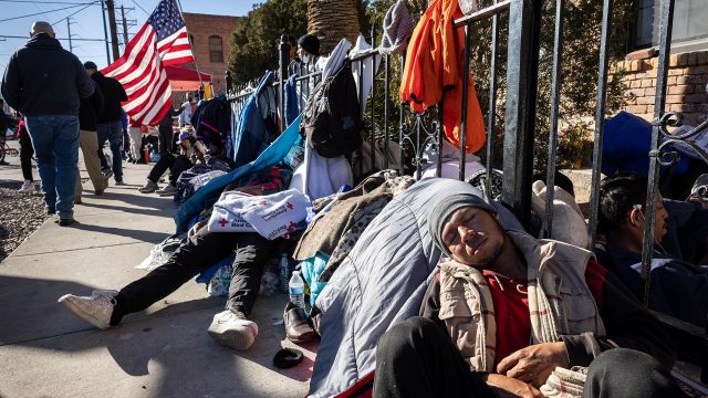 Crisis en el reasentamiento de refugiados: suspensión de fondos de Trump amenaza con colapsar agencias