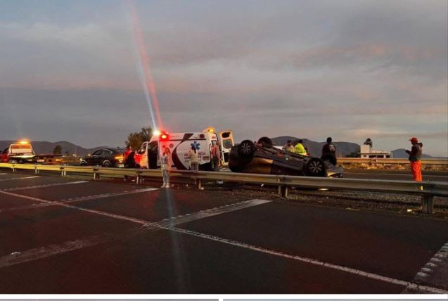 Dos pasajeros resultan heridos tras volcadura de taxi ‘pirata’ sobre Vía Atlixcáyotl