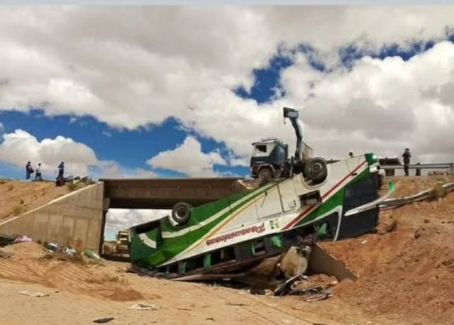 Bolivia: reportan 19 muertos y 12 de heridos tras volcar autobús, hay 2 menores entre los fallecidos