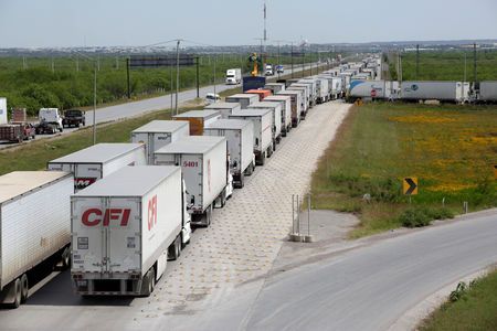 Retrasos de hasta 9 horas afectan cruce de carga entre México y EE.UU.