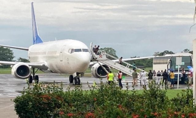 Avión repatría a 122 migrantes mexicanos deportados desde Estados Unidos