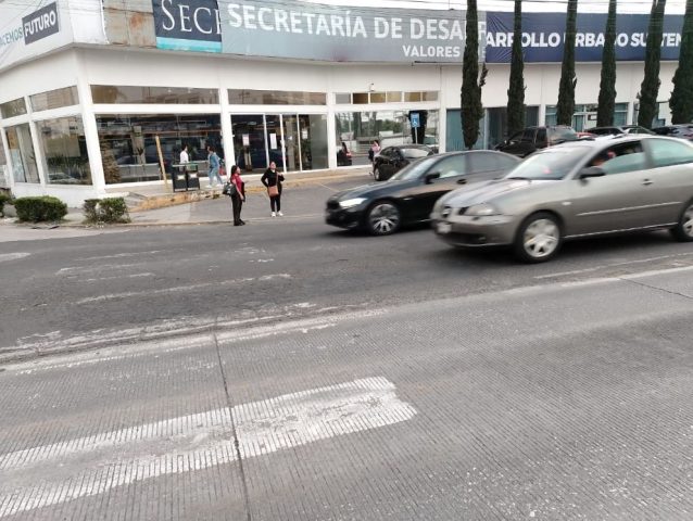 Dificíl y riesgoso, el acceso a estación Carmen Serdán, en San Andrés Cholula: usuarios