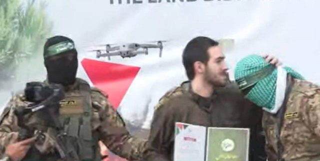 Hamás entrega dos rehenes israelíes a la Cruz Roja en el sur de Gaza