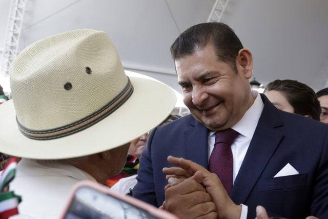Gobierno de Puebla activa plan legal para proteger a migrantes en EEUU