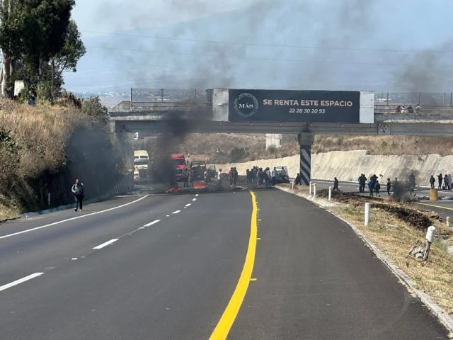 Gobierno de Puebla inicia diálogo para liberar paso en la autopista federal a Atlixco