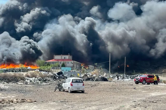 Un centenar de brigadistas combaten incendios en Saltillo