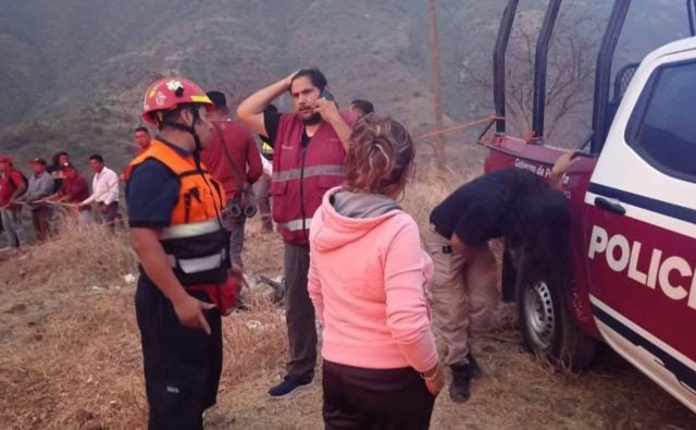 Autobús con trabajadores en la Zoquitlán-Coxatlán se despeña al fondo de un barranco; van 5 fallecidos