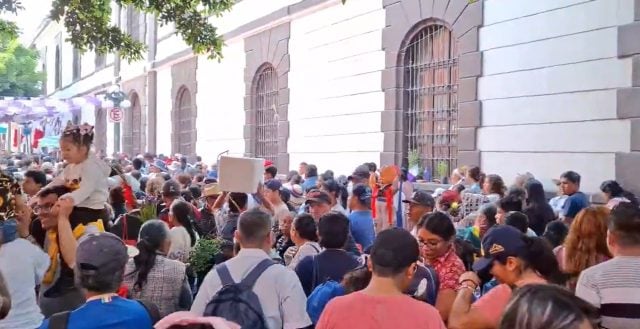 Católicos poblanos acercan parroquias y tejen comunidad en Procesión de Viernes Santo