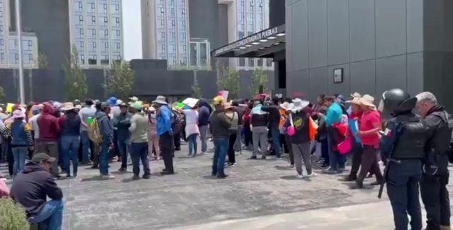 Agricultores de Puebla toman oficinas del SAT en vía Atlixcáyotl