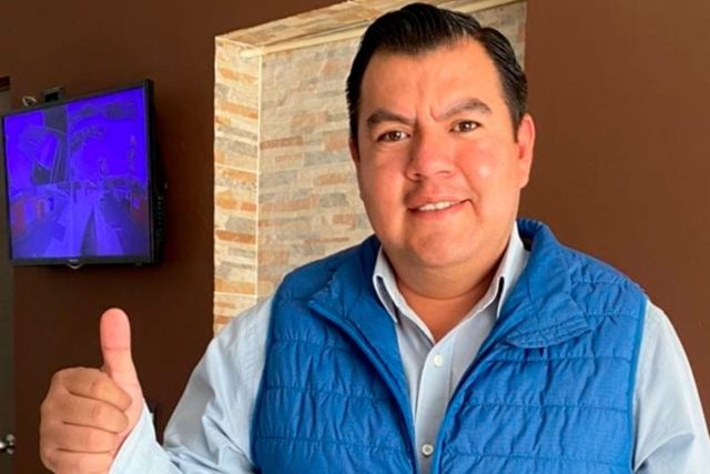 Camioneros bloquean presidencia municipal de Tlacotepec por adeudos de la alcaldía