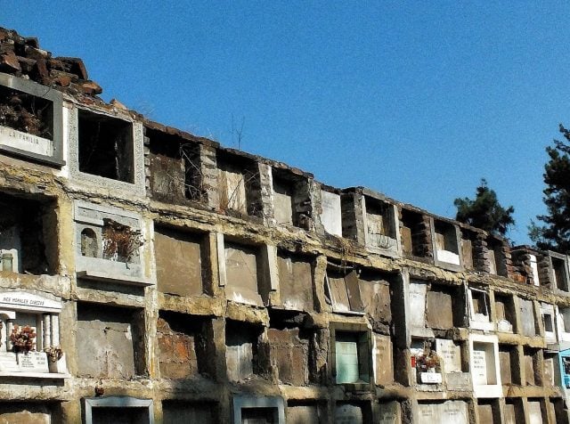 Multas, restos humanos en bolsas y urnas abandonadas: Cementerios del país en crisis sanitaria