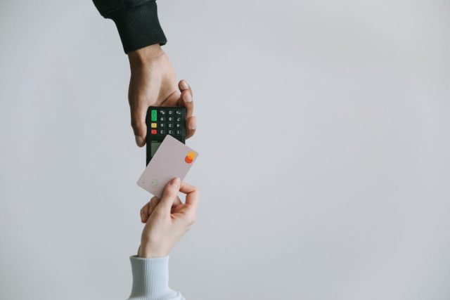 ¿Cómo elegir entre una cuenta vista y una cuenta corriente?