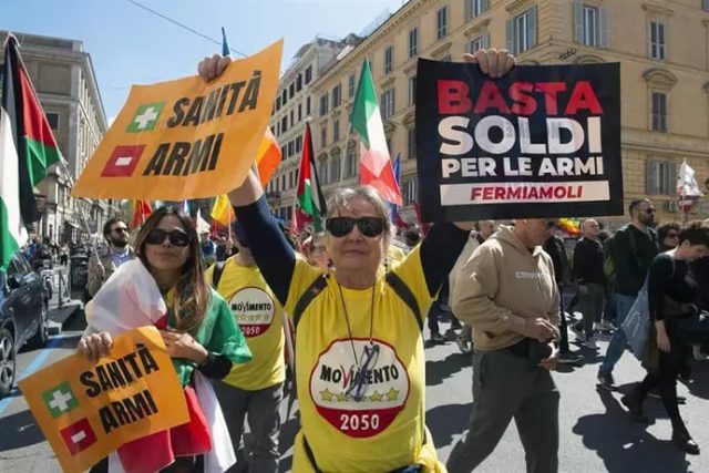 Protesta masiva en Roma contra plan europeo de rearme: “Viva la Italia antifascista”