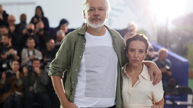 Julian Assange reaparece en Cannes y denuncia la muerte de niños en Gaza