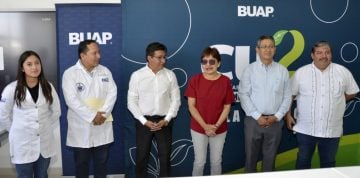 Buap Lilia Cedillo entrega 50 microscopios especial