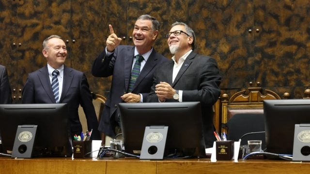 Reforma al sistema político al borde del abismo: Senadores acuerdan postergar por segunda vez la votación