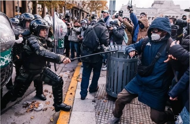 El gobierno de Milei en Argentina vuelve a reprimir protestas de jubilados con violento despliegue policial
