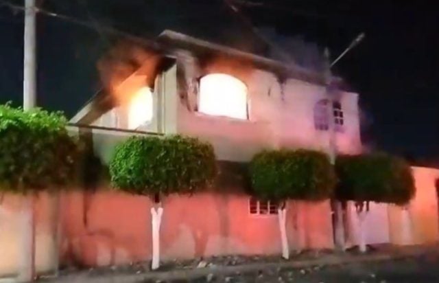 Incendian casa y local de agresores que golpearon a comerciante en Tehuacán 