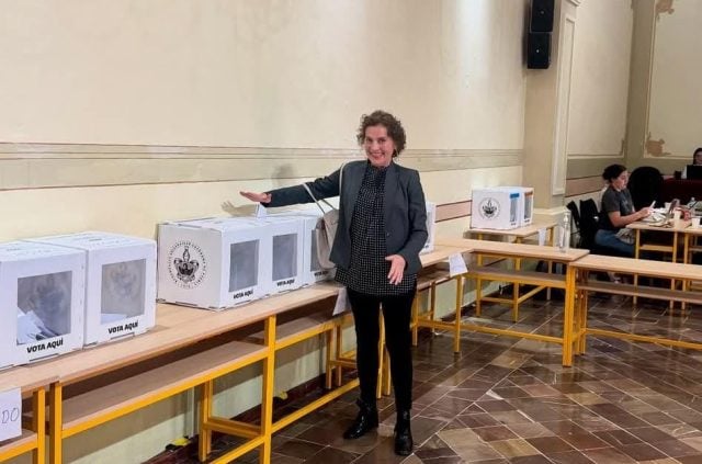 Beatriz Gutiérrez Müller vota en elección interna del ICSH en la BUAP