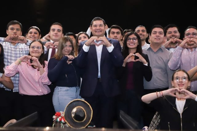 Jóvenes, el motor para la transformación de Puebla: Alejandro Armenta