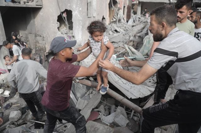 Israel intensifica bombardeos en Gaza pese a presiones internacionales y deja al menos 52 muertos