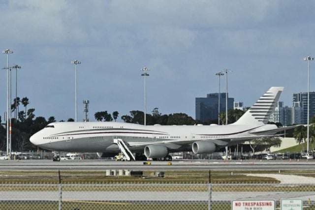 Trump recibe lujoso avión de Qatar: lo denuncian como “el mayor soborno en la historia de EE. UU.”