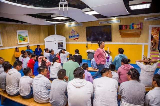 Visitan usuarias y usuarios del CMERI fábrica de Grupo Bimbo