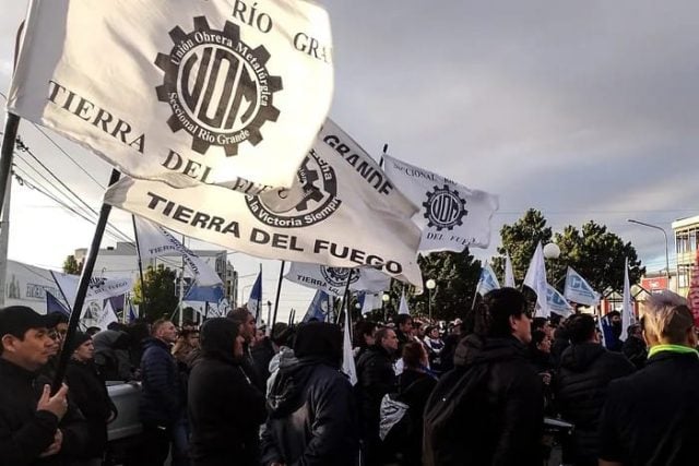 Tierra del Fuego se paraliza por huelga general en rechazo a las políticas de Milei