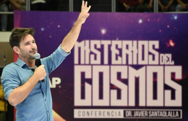 El divulgador científico español Javier Santaolalla imparte conferencia en la BUAP