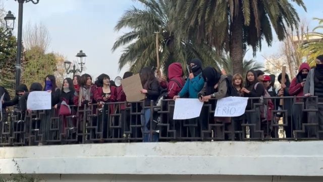 Estudiantes del Liceo Pablo Neruda de Temuco se movilizan denunciando graves deficiencias sanitarias y de infraestructura