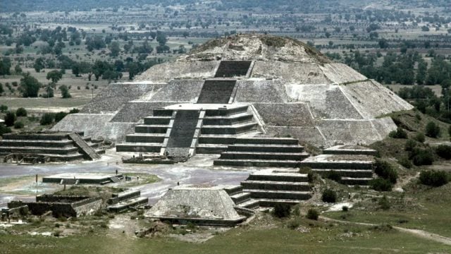 INAH permite de nuevo subir la Pirámide de la Luna en Teotihuacan