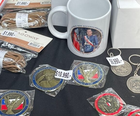 «¿Recuerdos de un asesino y ladrón?»: Denuncian venta de souvenirs con imagen de Pinochet en instalaciones del Ejército