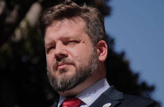 «Busca reabrir la puerta al golpismo»: Bancada PC acusa a Johannes Kaiser de instalar un relato que justifica la violencia política y relativiza la democracia