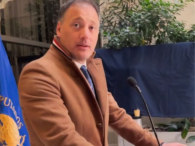 “Es un privilegio… pedimos permiso, no tenemos jefe”: José Miguel Castro (RN) defiende sus viajes