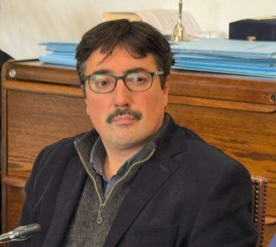 Senador Latorre responde a la derecha y busca restringir voto extranjero en elecciones presidenciales