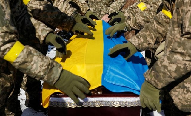 Rusia entrega a Ucrania 1.200 cuerpos de soldados caídos como parte de acuerdo humanitario