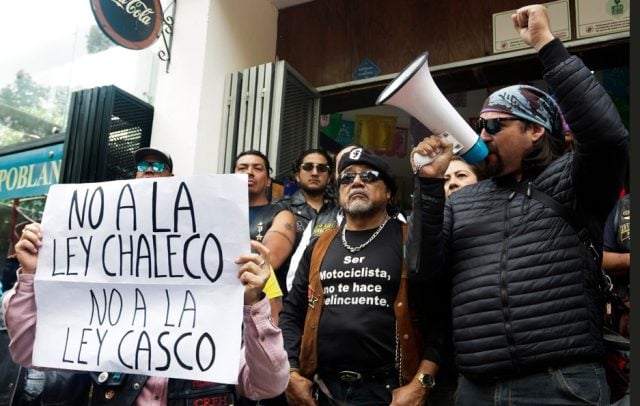 Motociclistas toman caseta de Amozoc en protesta contra la «Ley Chaleco»