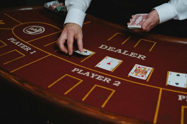 ¿Cómo ganar en blackjack? Estrategias claves para dominar la mesa