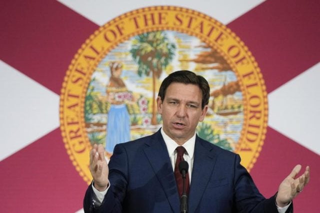 En Florida, protestar se castiga con llantas: DeSantis legitima violencia civil bajo disfraz de seguridad