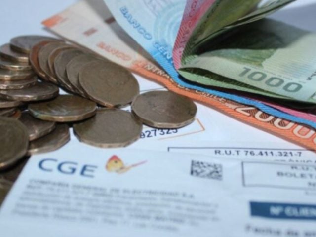 Usuarios pagan sus propias compensaciones: CNE confirma a CIPER que boletas de luz incluyen cobro oculto por cortes